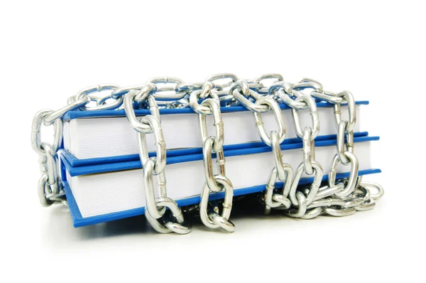 Conceito de censura com livros e correntes sobre branco — Fotografia de Stock