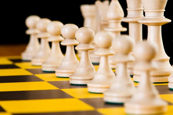 Concept d'échecs avec des pièces sur le plateau — Photo