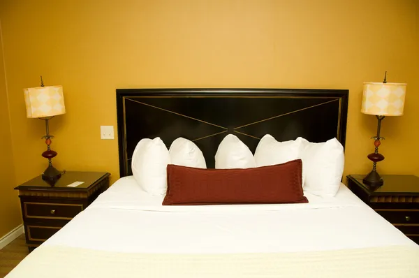 Cama doble en la habitación del hotel — Foto de Stock