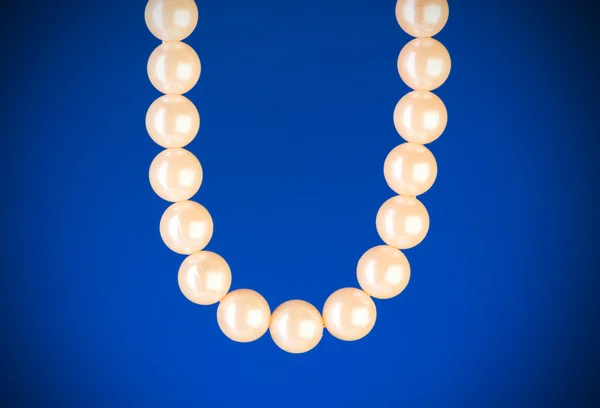カラフルな背景の真珠のネックレス — ストック写真