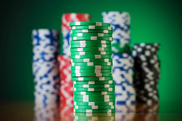 Zásobník kasinové žetony proti barevných přechodů — Stock fotografie