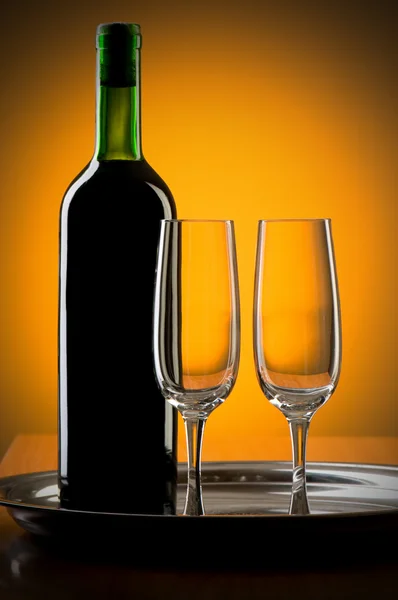 Вино на фоні кольорового градієнта — стокове фото
