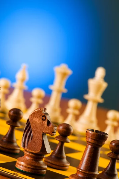 Koncepcja szachy z kawałków na płycie — Zdjęcie stockowe