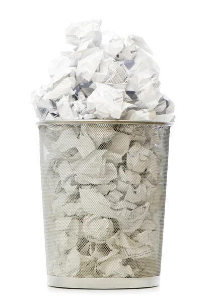 Koszu na śmieci z papieru odpadów na białym tle na biały — Zdjęcie stockowe