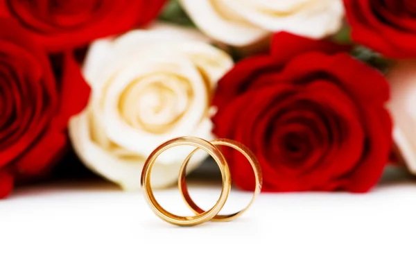 Rosas y anillos de boda aislados en el blanco — Foto de Stock