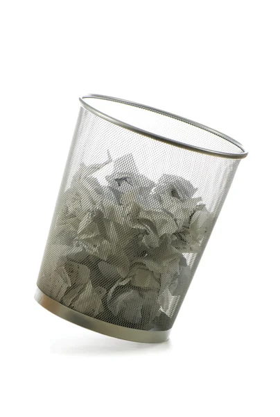 Papelera con residuos de papel aislados en blanco —  Fotos de Stock
