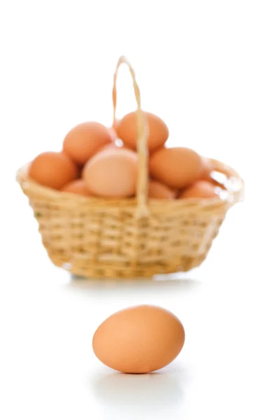 Cesto pieno di uova isolate su bianco — Foto Stock