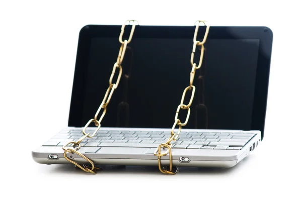 Begreppet datasäkerhet med laptop och kedja — Stockfoto