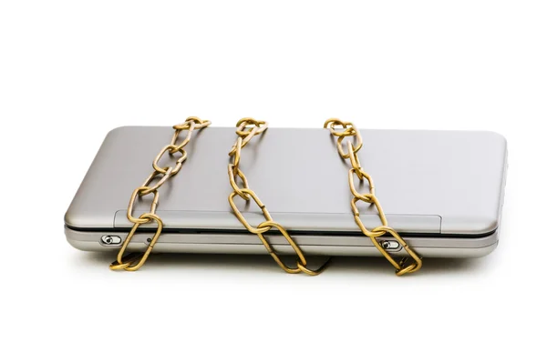 Koncepce zabezpečení počítače s notebookem a řetěz — Stock fotografie