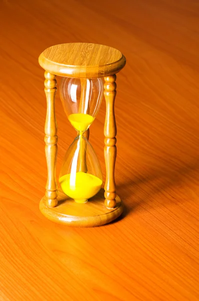 Concepto de tiempo con reloj de arena contra fondo — Foto de Stock