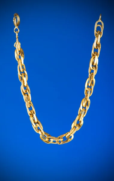 Beyaz arka plan üzerinde izole Altın zincir — Stok fotoğraf