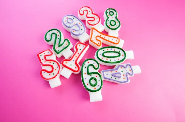 Születésnapi gyertya színes háttérrel — Stock Fotó