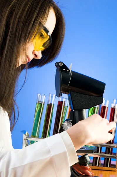 Vrouw wetenschapper werken in het lab — Stockfoto