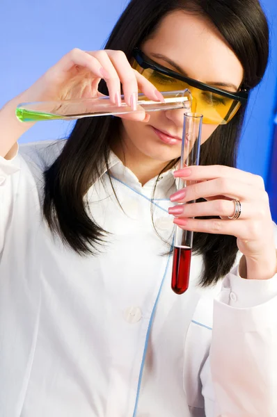 A laborban dolgozó nő tudós — Stock Fotó