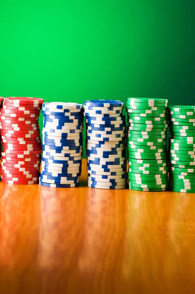 Lagring av kasinobasert potetgull mot helningsbakgrunn – stockfoto
