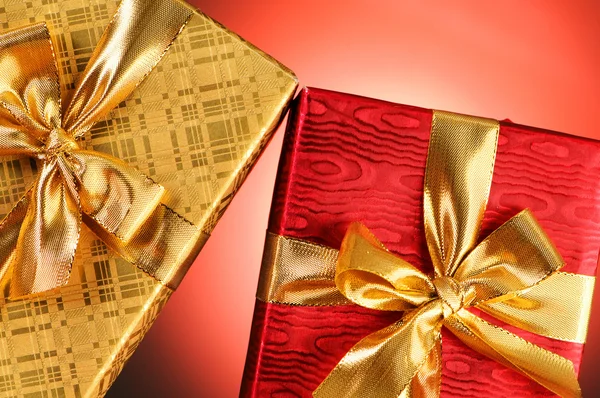Luxe-geschenketui tegen achtergrond met kleurovergang — Stockfoto