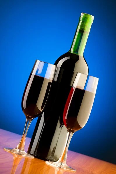 Weingläser vor Hintergrund — Stockfoto