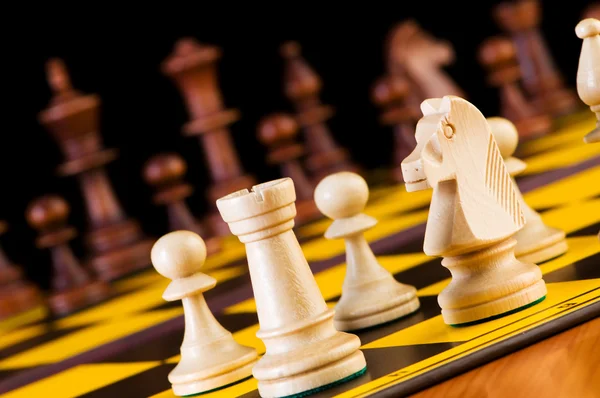 Koncepcja szachy z kawałków na płycie — Zdjęcie stockowe