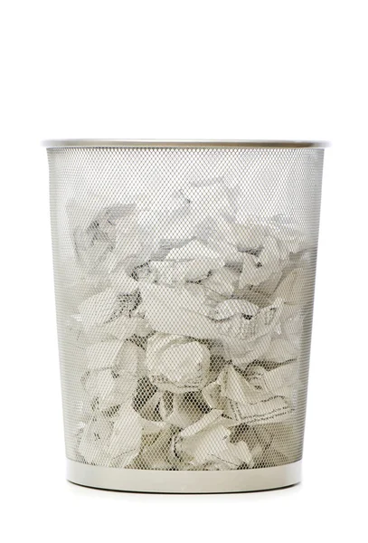 Мусорное ведро с бумажными отходами изолировано на белом — стоковое фото