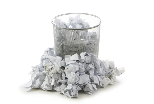 Poubelle avec déchets de papier isolés sur blanc — Photo