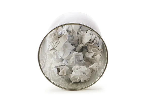 Κάδο απορριμμάτων με χαρτί αποβλήτων απομονωθεί σε λευκό — Φωτογραφία Αρχείου
