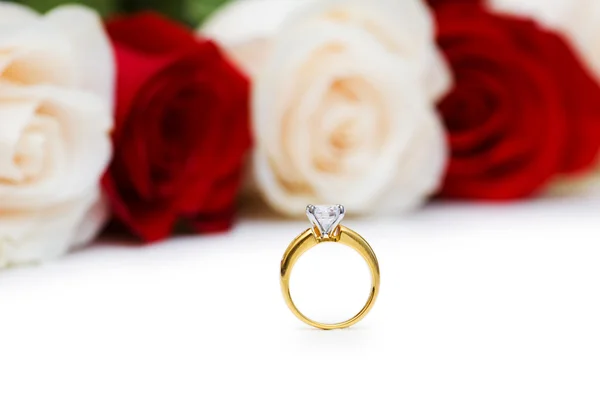 Hochzeitskonzept mit Rosen und goldenen Ringen lizenzfreie Stockfotos