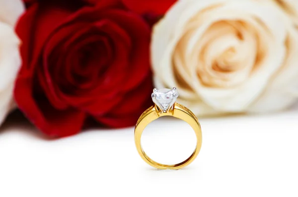 Concetto di matrimonio con rose e anelli d'oro Foto Stock