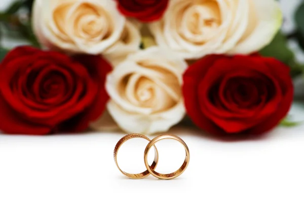 Concepto de boda con rosas y anillos de oro Imagen de stock