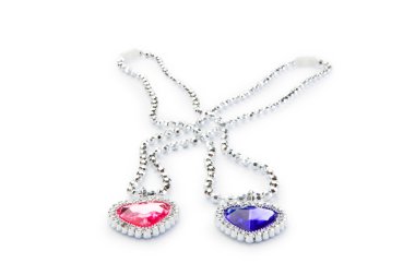 Beyaz arka planda izole edilmiş gümüş kolye