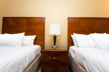 otel odasında Çift Kişilik Yatak
