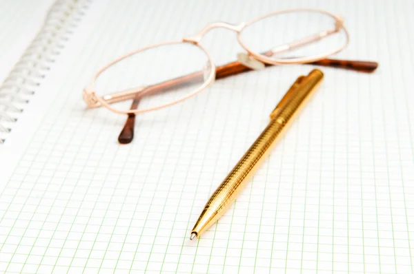 Στυλό και μάτι γυαλιά στη σελίδα — Φωτογραφία Αρχείου