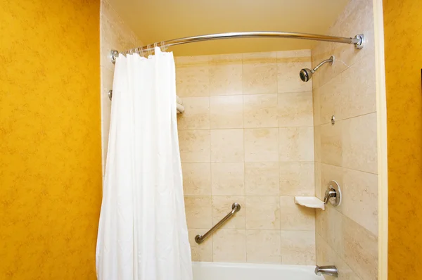 Το εσωτερικό του μπάνιου - μπανιέρα και λευκή κουρτίνα — Φωτογραφία Αρχείου