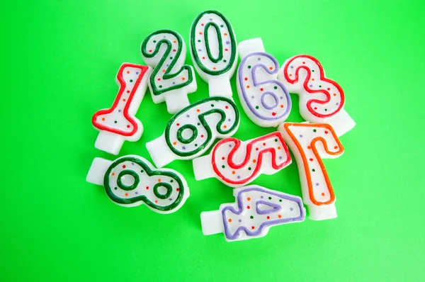 Velas de cumpleaños sobre fondo colorido —  Fotos de Stock