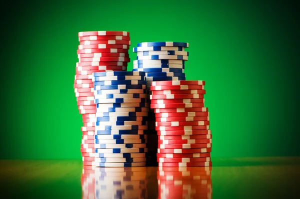 Zásobník kasinové žetony proti barevných přechodů — Stock fotografie
