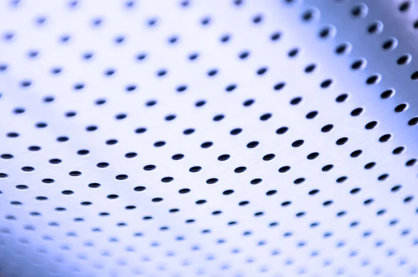Küçük deliklerle parlatılmış metal bir yüzeye — Stok fotoğraf