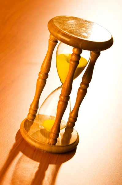 Концепція часу з пісочним годинником на дерев'яному фоні — стокове фото