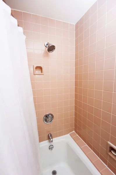 Современная ванная комната с плиткой — стоковое фото