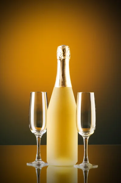 Champagne mot färgen tonad bakgrund — Stockfoto