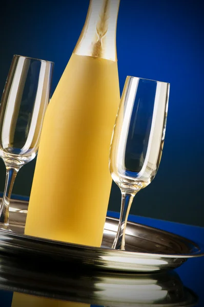 Champagne mot färgen tonad bakgrund — Stockfoto