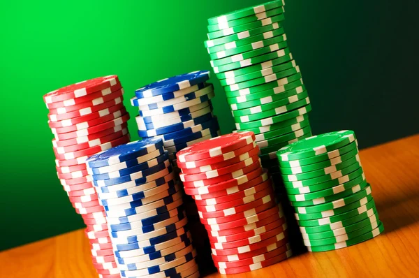 Tumpukan chip kasino dengan latar belakang gradien — Stok Foto
