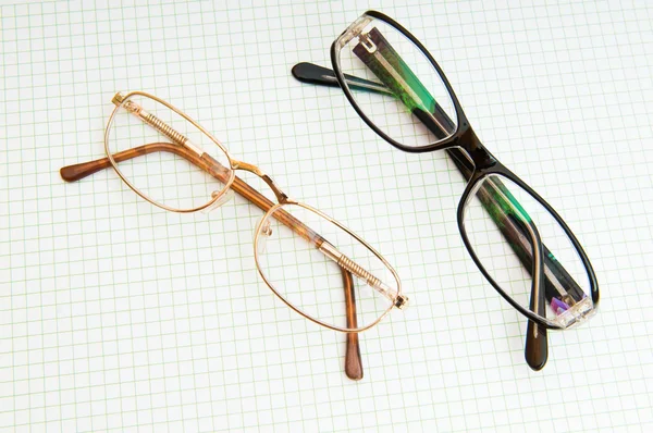 Lendo óculos na página preta — Fotografia de Stock