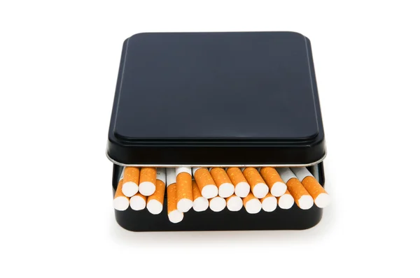 在白色背景上孤立的吸烟香烟 — 图库照片