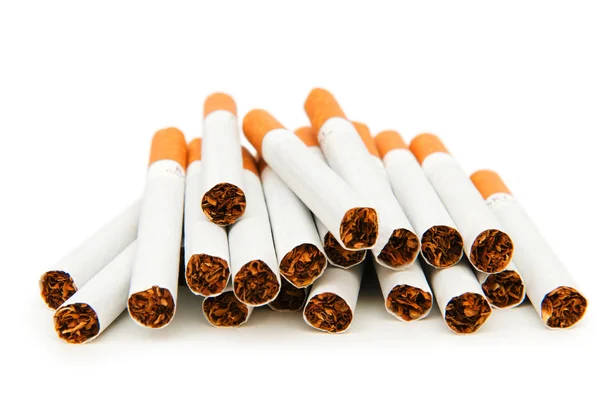 Kouření cigaret izolovaných na bílém pozadí — Stock fotografie