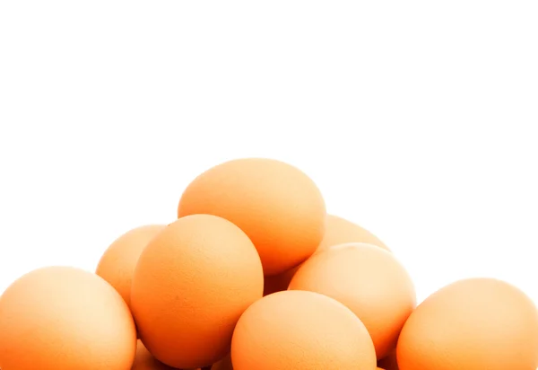 Bruna ägg i korgen på vitt — Stockfoto