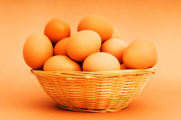 Panier d'œufs sur le fond coloré — Photo