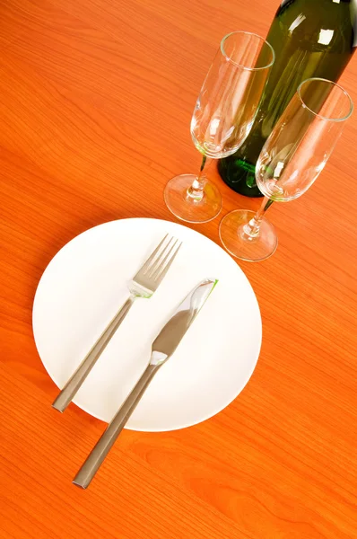 Bottiglia di vino sul tavolo di legno — Foto Stock