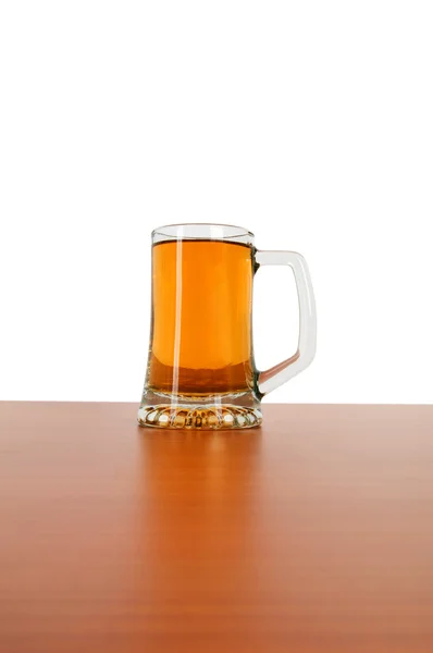 Cerveza aislada sobre fondo blanco — Foto de Stock