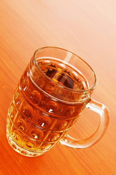Cerveza de vidrio en la mesa de madera — Foto de Stock