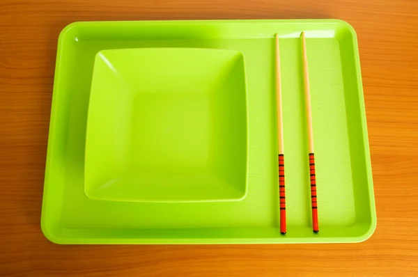 Asiatisk mat koncept med plattan och ätpinnar — Stockfoto