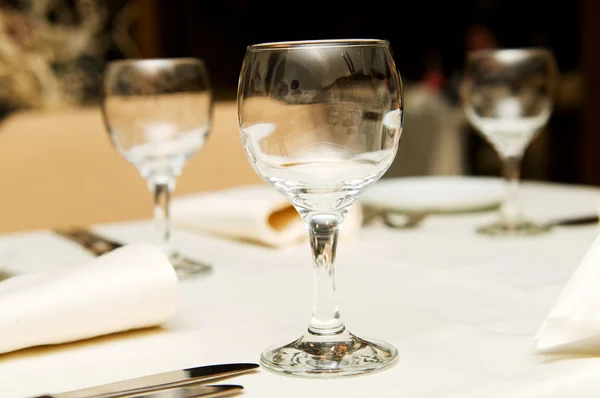 Las copas de vino sobre la mesa - la profundidad superficial del campo —  Fotos de Stock